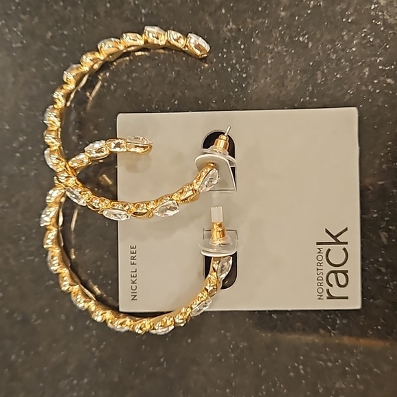 💕NORDSTROM RACK💕 Alternating Crystal Heart Hoop Earrings ~ Clear Gold NWT - Picture 4 of 7